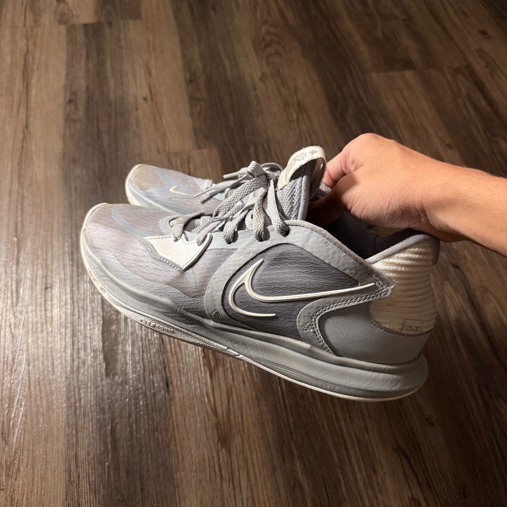 Nike Kyrie‎ Low 5 Basketball Shoes Gray White Mens Size 9 Athletic Sneakers